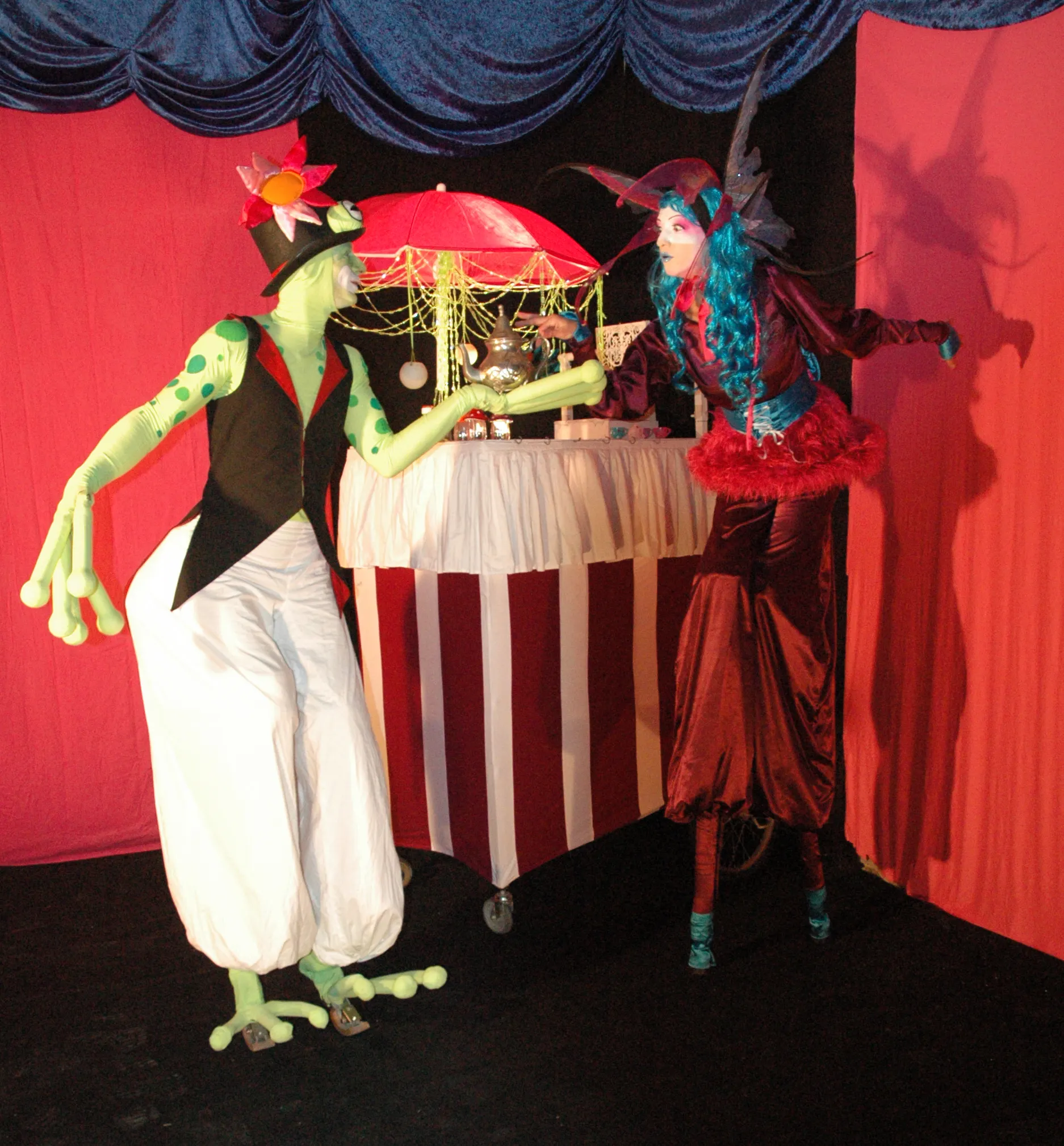 l'alarme spectacle d’échasses la grenouille et la fée tokée