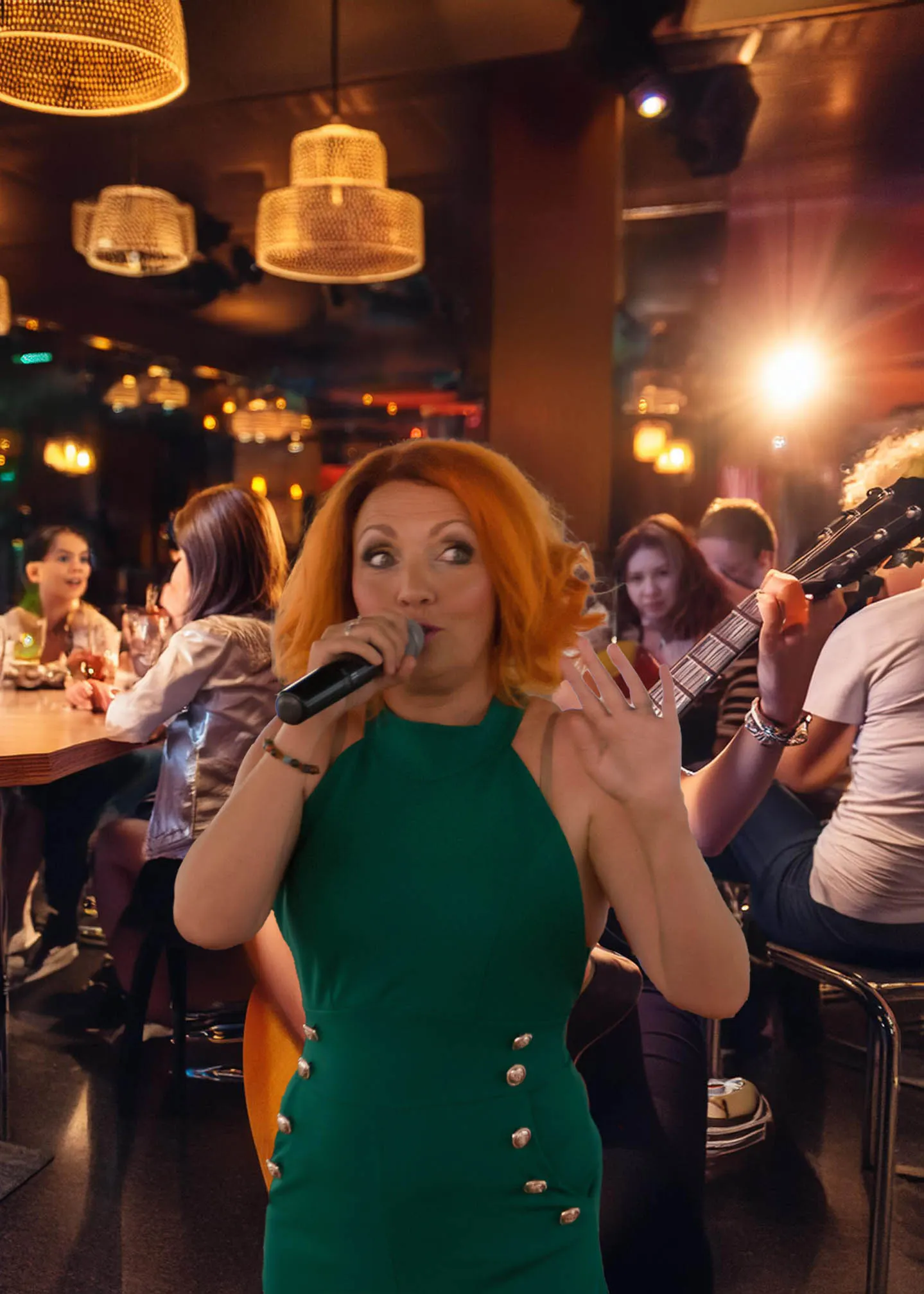 Lydia Moreno chanteuse lors d'une soirée ambiance lounge dans un bar chic dans le Gard prés de Nimes