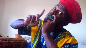 Christian Bena TOKO à la guimbarde lors d'un shooting photo.