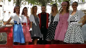 Lolipop spectacle de rue Pin-up rétro vintage années 60 yéyés âge tendre émancipation bardot 