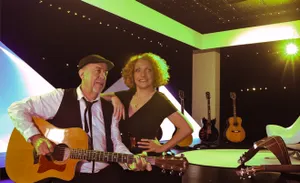 Duo Mikado Concert Pop rock guitare voix acoustiques avec Lydia Moreno chanteuse et Abdel Krouni guitariste reprises des plus beaux tubes revisités pour un soirée qui a ravi le public lors d'une réception raffinée dans l'Herault Montpellier