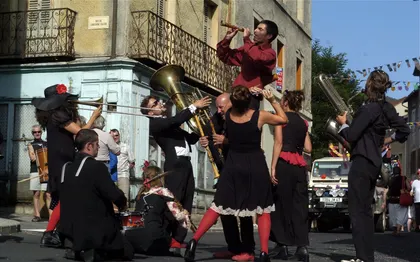 Photo de LE BUS ROUGE - FANFARE DEAMBULATOIRE 