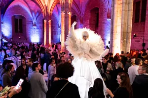 échassiers,lumineux, évènementiel,blancs,echassier,échassier,déambulation,animation,évènementiel,parade,rue,spectacle,noël,mariage,salon,anniversaire,évent,corporate,entreprise,cocktail,accueil,dîner,musique,soirée,danse