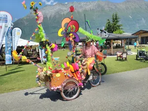Gildas, le clown fleuri . Avec  mon triporteur , Je déambule sur les fêtes et propose des séquences de spectacle de jongleries, magie et squetchs multiples, Numéros de monocycles comique.     