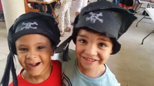 Chapeaux rigolos en papier crépon