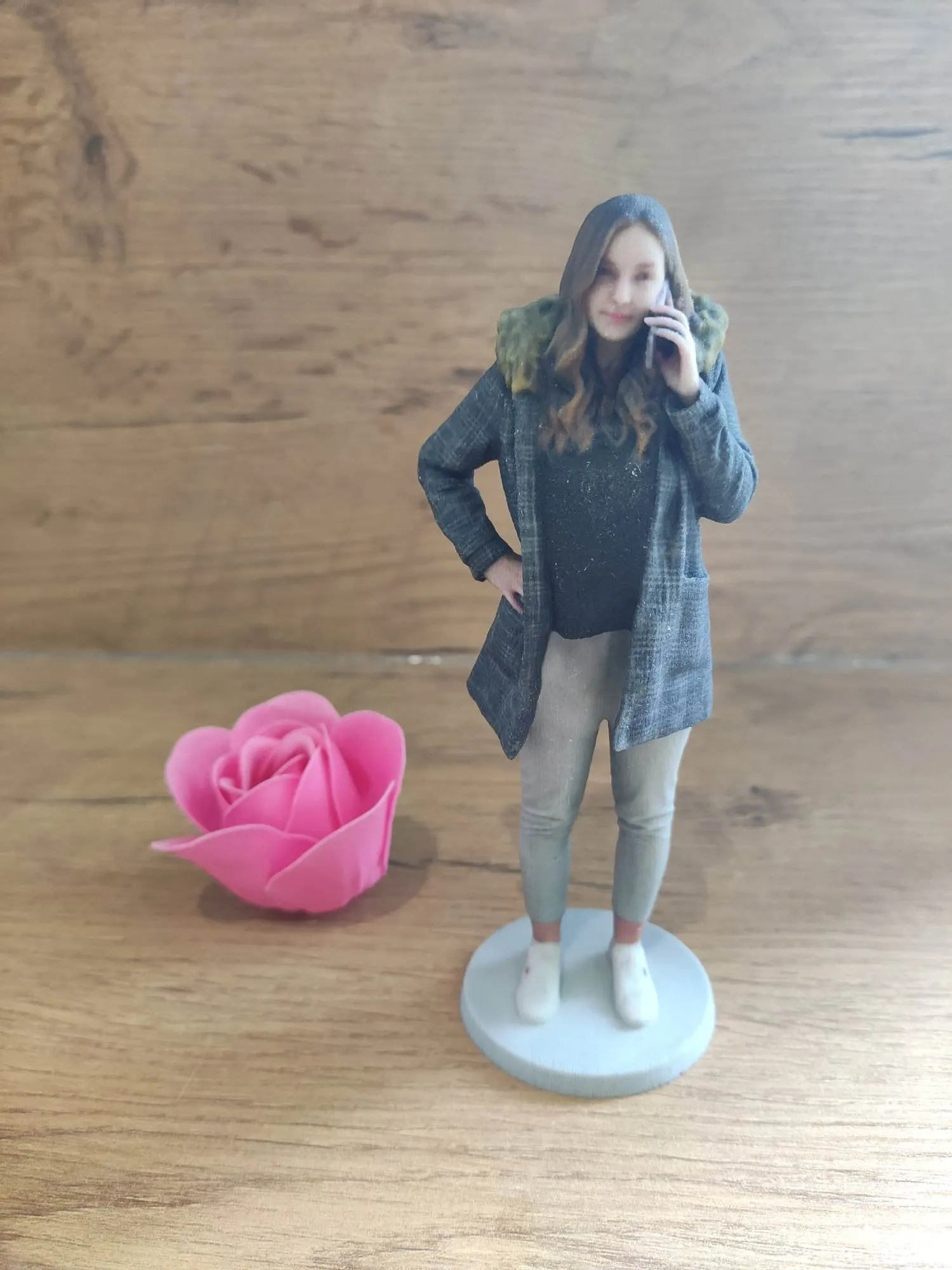 Figurine 3D femme téléphone
