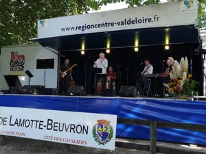 Mick Maccotta et son groupe en concert à la foire de la Tarte Tatin à Lamotte Beuvron (41)