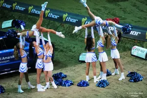 Lolipop pompom girls professionnelles animation super cross ambiance motif show arena Montpellier danseuses portes 