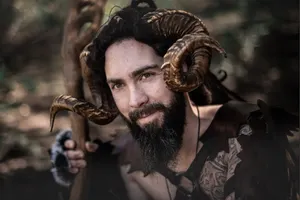 Anatole, échassiers faune en costume médiéval fantastique.