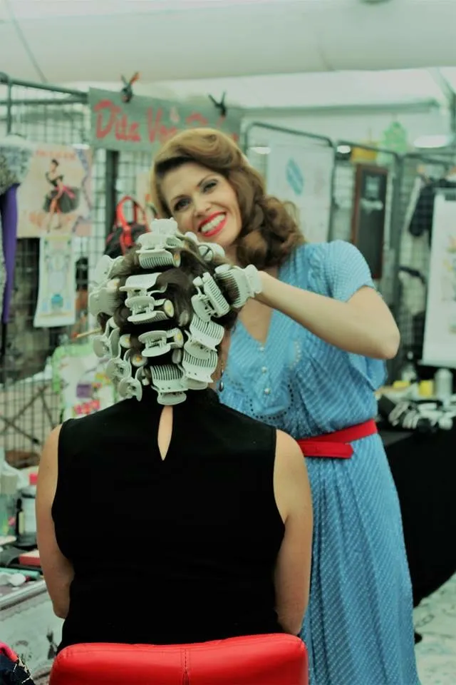 Prestation coiffure et maquillage vintage par Dita Von Divine 