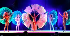 Spectacle Cabaret - Danseuses - Paris - Cancan - Grande roue - Revue Itinérante