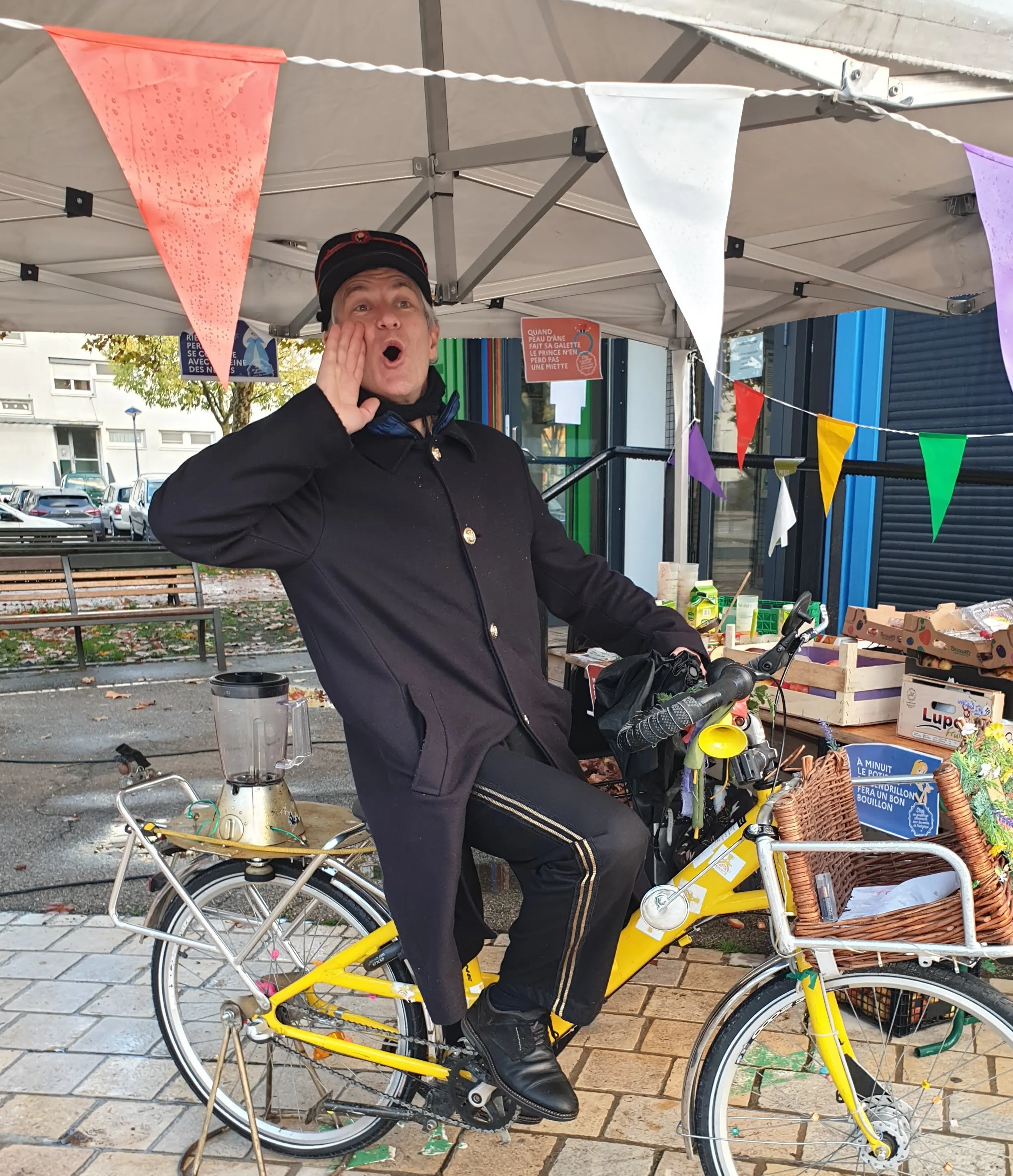 Alfredo, Crieur public (crieur de rue) Lyon, Auvergne-Rhône-Alpes et ailleurs. A bord de la Fruitcyclette à Rilleux-la-pape