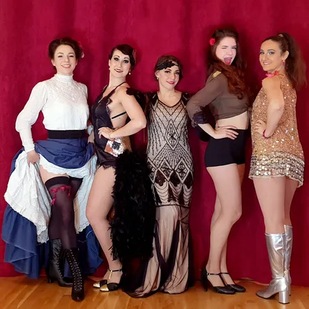 Zaza Poppin Effeuillage Burlesque, Danseuse rétro.