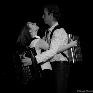 Duo VivÉmi jouant de l'accordéon dos dans le dos en valsant
