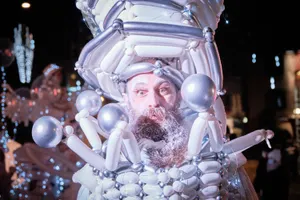 Merveilleuse Parade W.
parade blanche, illuminée, personnages spectaculaires, sculptures de ballons

crédit photo : Simon Garnier 2022