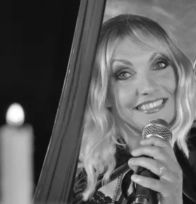 Lydia Moreno – Chanteuse | Duo Pop Rock, Cabaret & Animation Gard