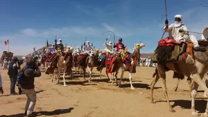 Olivier Philipponneau parade avec les chameliers  au Tchad en 2018