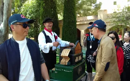 Photo de Joueur d' Orgue de Barbarie à Nice Antibes Cannes - Mister TITI 06