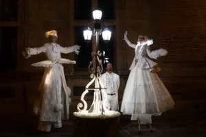 Structure son lumineuse, musiques lyriques pour accompagner cette déambulation dansée