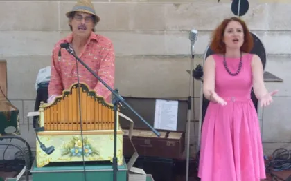 Photo de Sortie de secours theatre / ORGUE DE BARBARIE ET CHANSONS