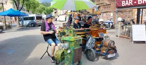 3 musiciens qui jouent , avec la rosalie " La vie d'ange " .accordéon /clavier / percu ( sur la poubelle ).
Humour , chanson française et fantaisie
