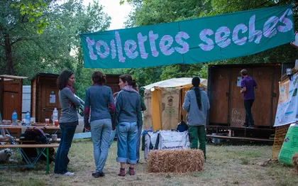 Photo de Toilettes Mobiles ALBI TARN : Les mains sur terre