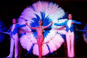 Spectacle Cabaret - Danseuses - Paris - Cancan - Revue Itinérante