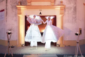 Echassiers lumineux carnaval vénitien venise animation Lumineux Blancs spectacle parade déambulation noël fêtes  mariage évènementiel corporate réveillon nouvel an salon anniversaire fete festival cocktail accueil soirée dansante festival paris bordeaux nantes lyon nice monaco toulouse lille chartres orléans