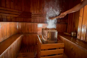 Bien-être, relaxation, havre de paix, notre Spa ouvre ses portes de 9h à 21h. Une décoration intimiste et épurée, une lumière tamisée et un fond musical discret vous invitent à l’apaisement. Profitez de la piscine chauffée toute l’année, le jacuzzi, le sauna, le hammam et la salle de fitness pour une expérience sensorielle unique Au Spa du Louvre.