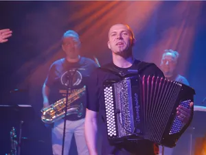 Accordéoniste de l'orchestre Destination de Haute-Garonne