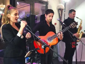 Live Marseille - Trio (chanteuse, guitariste et saxophoniste)