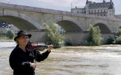 Photo de VIOLONISTE  Lucas Amor - Musique du Monde - Indre et Loire