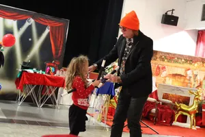 Spectacle de magie pour l'arbre de Noël 2023 ( Saint Cyprien  Dordogne ) " Les baguettes gigognes " 