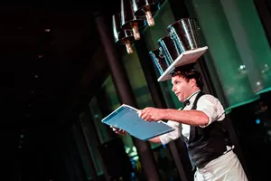 jonglage de seaux à champagne