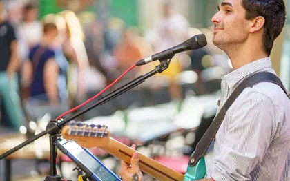 Photo de Léone Paz - Chanteur Variété Française et Internationale 