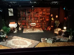 "Le cabinet de curiosités du Professeur Venn'Digh". Décor de scène.