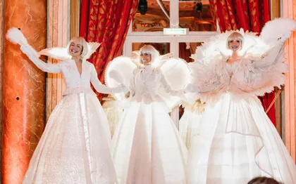 Photo de Échassiers Lumineux Blancs Spectacle Animation Déambulation Parade 