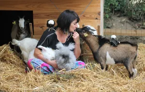 Angélina créatrice de la ferme pédagogique et artistique itinérante les Zart-nimaux