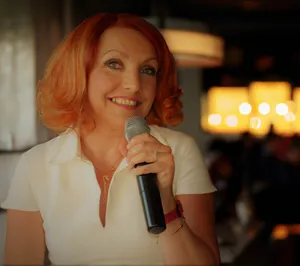 Soirée Lounge avec l'artiste Lydia Moreno dans le Gard lors d'une soirée  à thème pour particulier lors d'une réception   ville de Nimes Gard