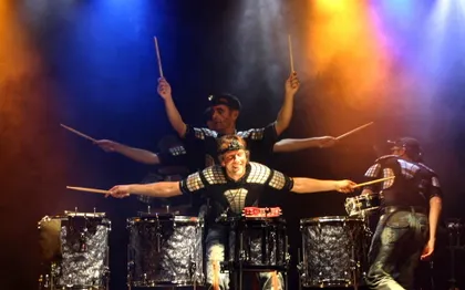 Photo de Cie Poum tchaC - Spectacles de percussions mobiles hors normes