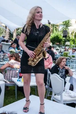 saxophoniste dans mariage , sur la partie vin d'honneur 