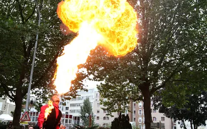Photo de Cracheur de feu et échassier - PARIS