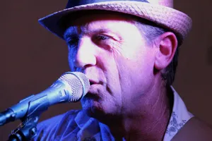 Patrick au chant et à la guitare acoustique