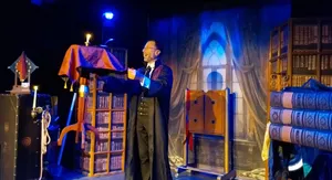 One man show magique avec Sébastien ladruze Magicien, dans le spectacle La Maison Fantastique présentation de la table volante avec une enfant